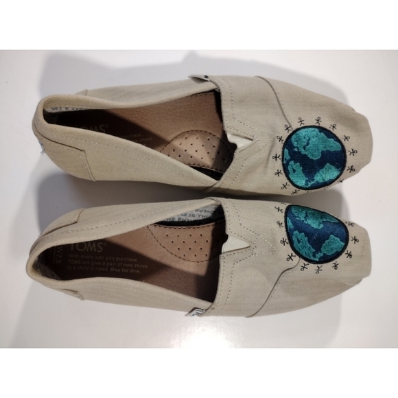 Toms "Giving Embroidered Globe" canvas slip ons - Picture 3 of 11